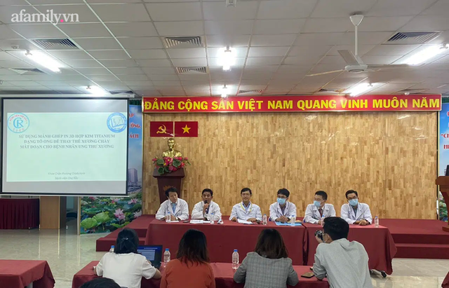 Lần đầu tiên, BV Chợ Rẫy dùng mảnh ghép độc giúp bệnh nhân ung thư xương đi lại được sau khi cắt khối u - Ảnh 3.