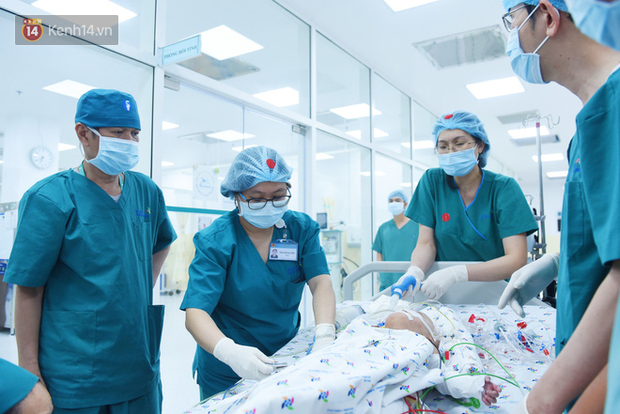 Cặp song sinh Trúc Nhi - Diệu Nhi đã tỉnh lại sau ca mổ hơn 12 tiếng, đang được chăm sóc tích cực - Ảnh 1.