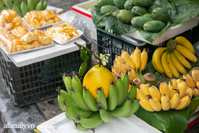Hàng bưởi Diễn da vàng óng có từng búi hoa tươi trở thành món hàng siêu độc trên chợ nhà giàu Hà Nội, tận 100k/quả, bà chủ thu cả chục triệu mỗi ngày! - Ảnh 10.