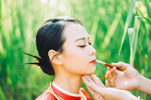 Gia đình phát mảng cỏ trong vườn cho con gái tổ chức hôn lễ: Phong cách đám cưới đậm chất miền Tây xưa, mặc áo dài đi guốc mộc đẹp xuất sắc! - Ảnh 13.
