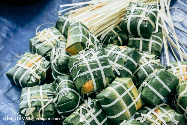 Làng bánh chưng Tranh Khúc nhộn nhịp vụ Tết: Những người thợ được lập trình cứ 30 giây xong một chiếc bánh, phải chế cho được nồi chứa 400 chiếc bánh mới chịu nổi lửa - Ảnh 7.