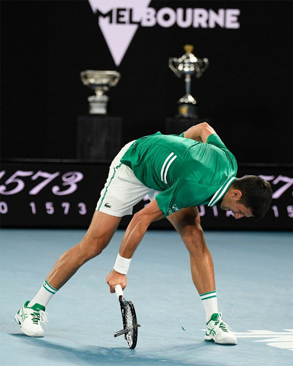 Novak Djokovic lại đập nát vợt: Hành động đáng xấu hổ khiến ngôi sao quần vợt mất điểm, thi đấu thành công nhưng luôn bị ghét bỏ - Ảnh 1.