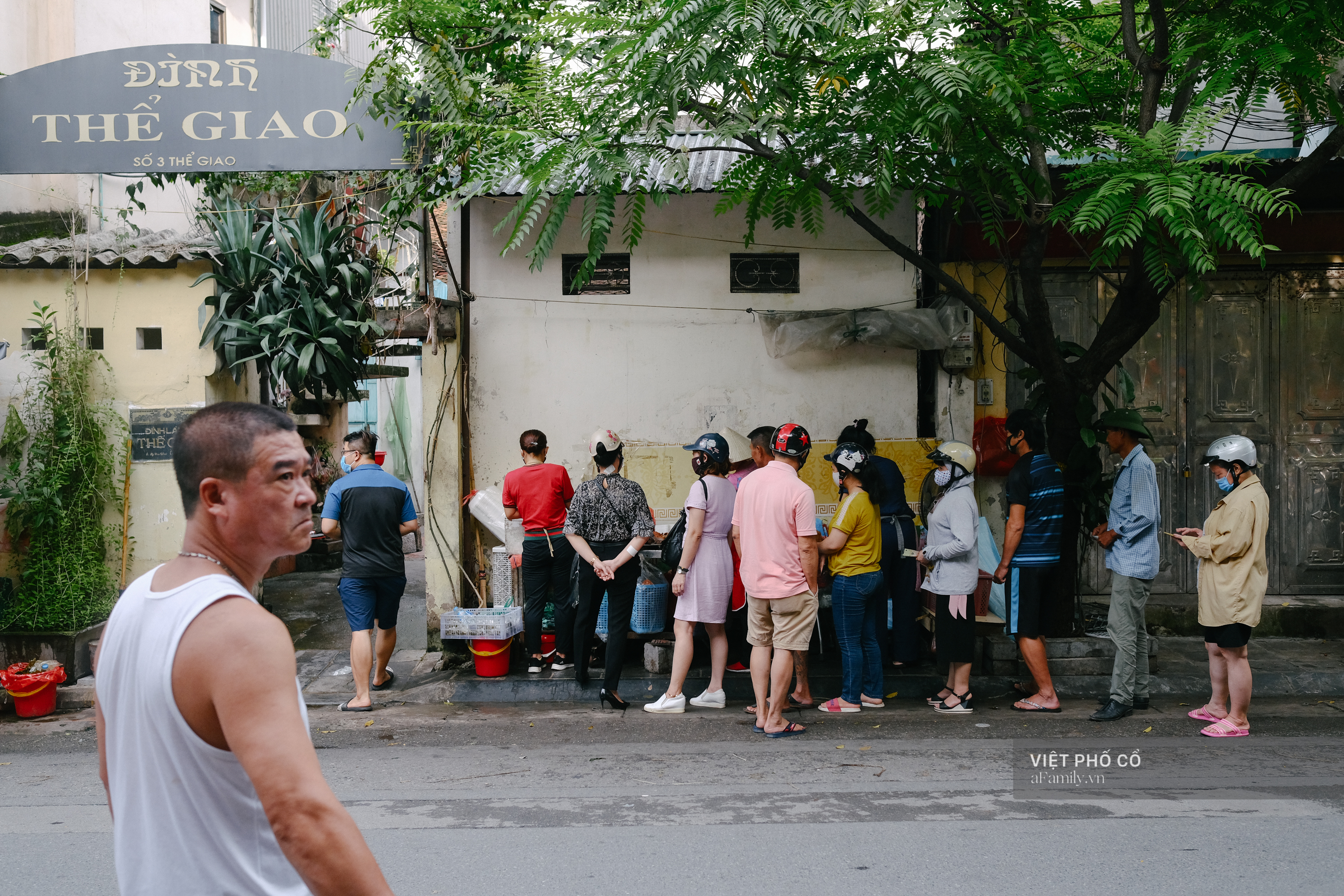 Có hàng thịt quay vỉa hè 30 năm tuổi ngon nức tiếng ở Hà Nội, không biển hiệu nhưng chiều nào cũng nườm nượp khách xếp hàng - Ảnh 2.