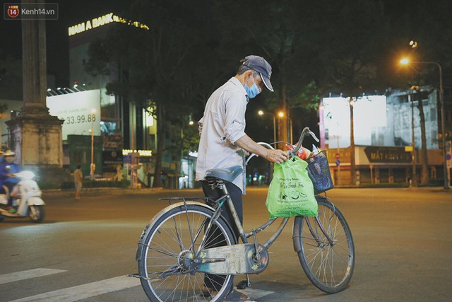 Người vô gia cư lay lắt trong đêm đầu Sài Gòn giãn cách: Con không có nhà, tối con ra Cầu Mống mà ngủ - Ảnh 27.