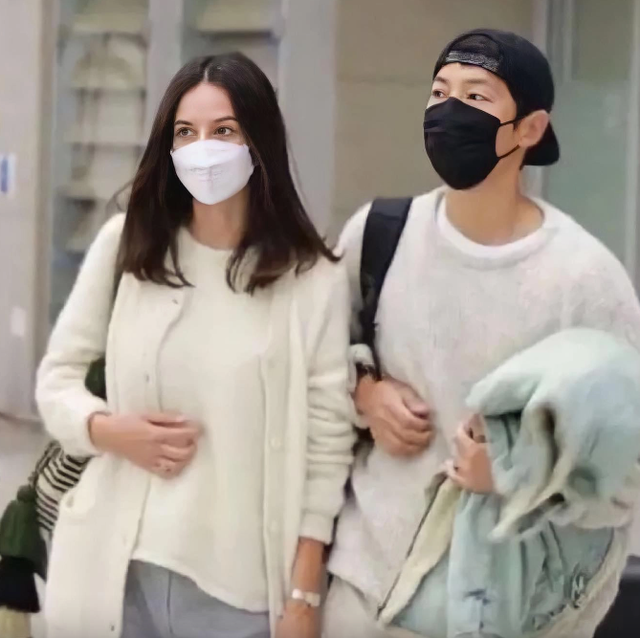 Tất tần tật về bông hồng lai Katy Louise - Cô gái mang thai con đầu lòng của Song Joong Ki, người khiến nam tài tử phải hứa lần 2 về tình yêu trọn đời - Ảnh 4.