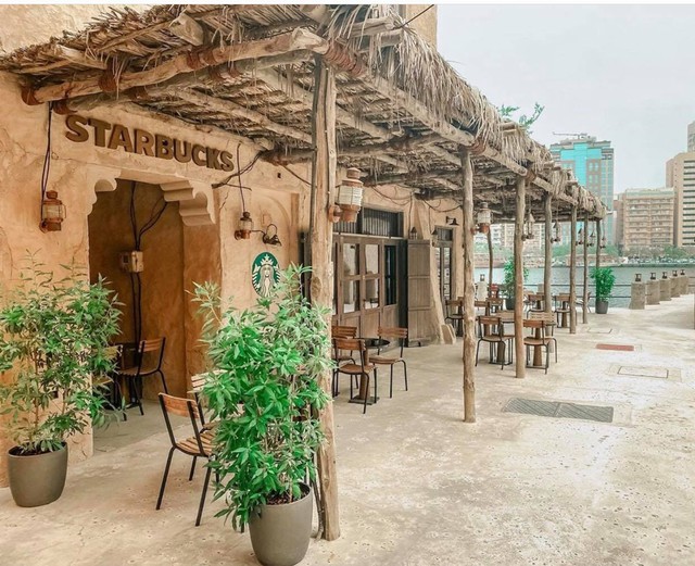 Cửa hàng Starbucks tại xứ siêu giàu gây bất ngờ với mái lá, tường nứt cũ kỹ như kiểu nhà đất Việt Nam - Ảnh 2.