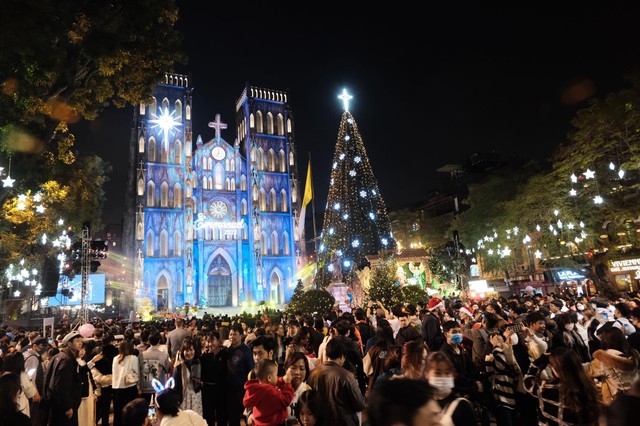 Cảnh tượng đông nghịt ở trung tâm Hà Nội đêm Giáng sinh: Hàng ngàn người đổ ra đường đi chơi, check-in - Ảnh 4.