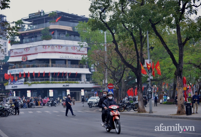 Hà Nội sáng mùng 1 Tết: Đường đông hơn mọi năm nhưng vẫn thênh thang yên bình đến lạ, người dân thong thả đạp xe, đi lễ đền Ngọc Sơn - Ảnh 1.