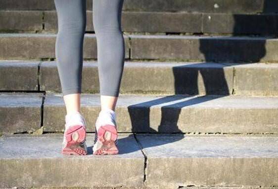 Những người dễ bị mệt mỏi thường có một lá gan không tốt! Hãy dành 2 phút mỗi ngày với những động tác nhỏ đơn giản để có một lá gan khỏe mạnh - Ảnh 2.