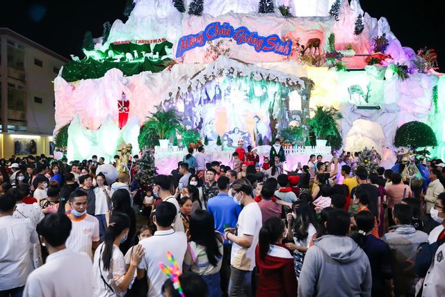 TP.HCM: Giới trẻ đổ xô ra đường đi chơi Noel đông đúc tại trung tâm quận 1 và khu xóm đạo quận 8 - Ảnh 12.