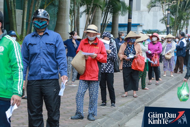 Hàng trăm người dân Hà Nội xếp hàng dài, chờ tới lượt để nhận nhu yếu phẩm tại siêu thị hạnh phúc - Ảnh 5.