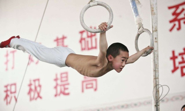 Giấc mơ vô địch Olympic của những đứa trẻ ở lò đào tạo thể thao Trung Quốc: Đánh đổi tuổi thơ bằng máu, mồ hôi và nước mắt - Ảnh 8.