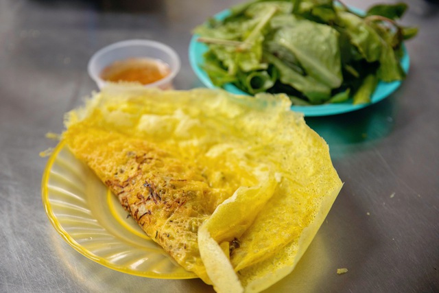 Bánh xèo chay 23 năm đãi khách miễn phí ở An Giang, số lượng bánh đổ 6.000 chiếc/ngày, người đổ bánh MÚA với 10 chiếc chảo liên tục - Ảnh 22.