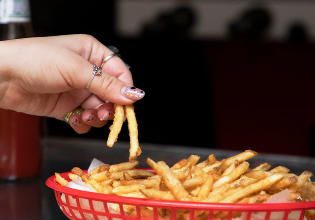 Cảm thấy kiệt sức? Đây là những thói quen làm tiêu hao năng lượng mọi người nên tránh ngay - Ảnh 3.