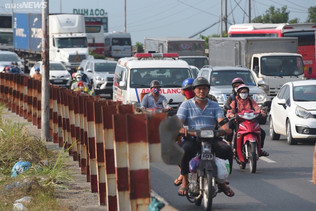 Người dân ùn ùn đổ về nghỉ lễ, cửa ngõ Hà Nội và TP.HCM ùn tắc kéo dài - Ảnh 15.