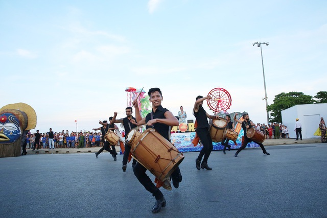 Sau Covid-19, du lịch Sầm Sơn bùng nổ với lễ hội Carnival đường phố - Ảnh 4.