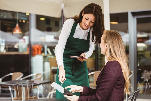 “Làm phục vụ ai cũng muốn nhận tiền boa, nhưng cho ít thì thà khỏi còn hơn” - Ảnh 2.