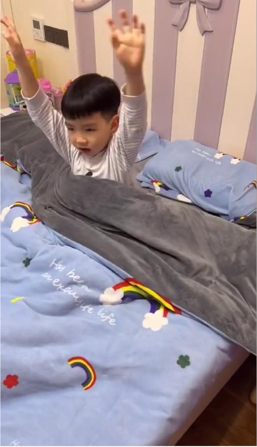  Góc con nhà người ta: Bé trai 6 tuổi gây sửng sốt vì sáng nào cũng nấu ăn, dọn nhà - Ảnh 1.