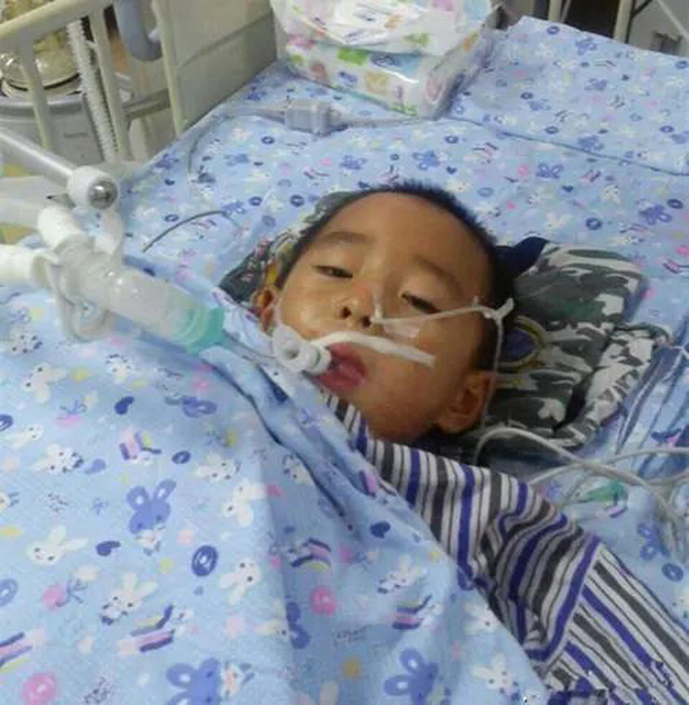 Mới 10 tuổi một cậu bé đã mắc ung thư dạ dày, nguyên nhân đến từ thói quen mớm cơm của gia đình - Ảnh 1.