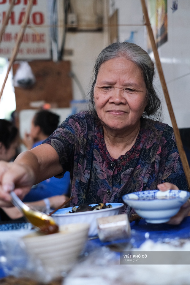 Quán bún ốc nguội 30 năm tuổi: Không phủ nhận tiếngkiêu nhất Hà Nội, khách có tiền chưa chắc đã được ăn - Ảnh 12.