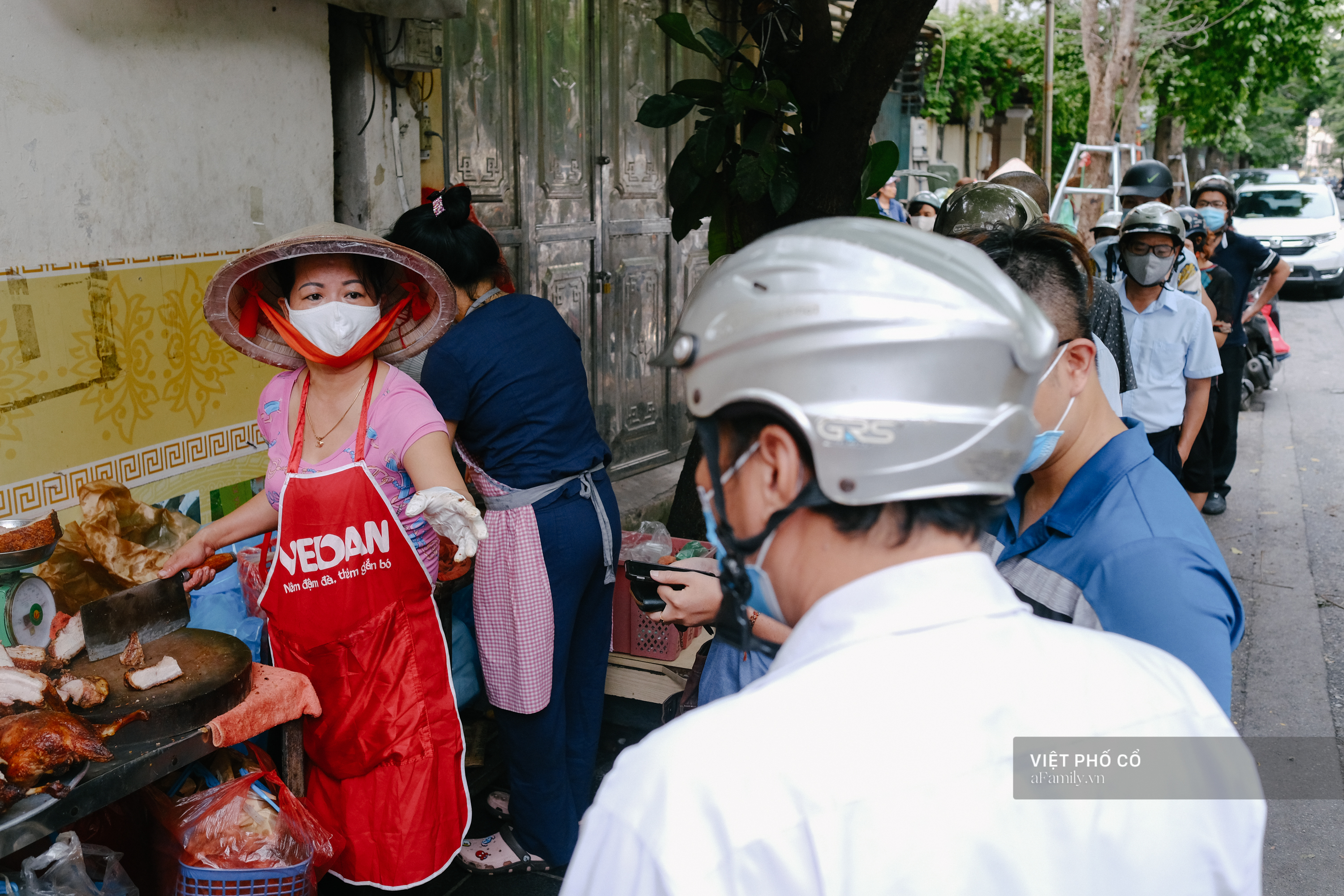 Có hàng thịt quay vỉa hè 30 năm tuổi ngon nức tiếng ở Hà Nội, không biển hiệu nhưng chiều nào cũng nườm nượp khách xếp hàng - Ảnh 4.