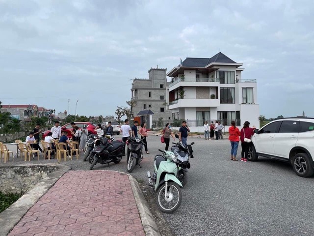 Cầm đèn chạy trước ô tô, nhà đầu tư bất động sản mòn mỏi chờ lên phố - Ảnh 2.