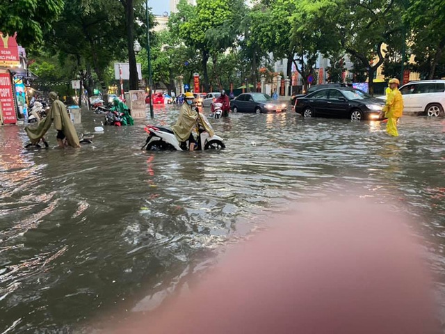 Hà Nội: Mưa to như trút nước lúc tan tầm, nhiều tuyến phố trung tâm lại biến thành sông - Ảnh 5.