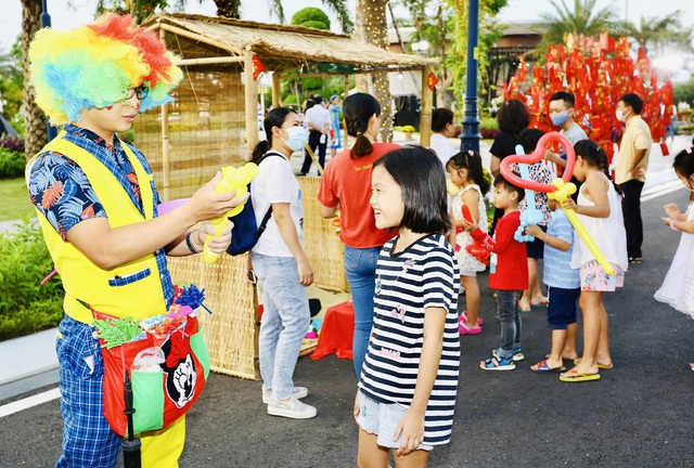 Verosa Park: Gần 1.000 khách tham dự sự kiện tri ân “Sắc hoa bừng sáng” - Ảnh 1.