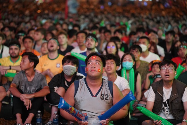  Người hâm mộ TPHCM rơi nước mắt khi đội tuyển Việt Nam suýt bại trên sân nhà - Ảnh 10.
