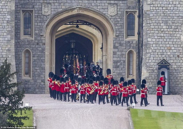 Quyết định tinh tế của Nữ hoàng Anh trước khi tang lễ Hoàng tế Philip được cử hành: Không chỉ giữ thể diện cho Harry mà còn tránh tạo ra drama - Ảnh 4.