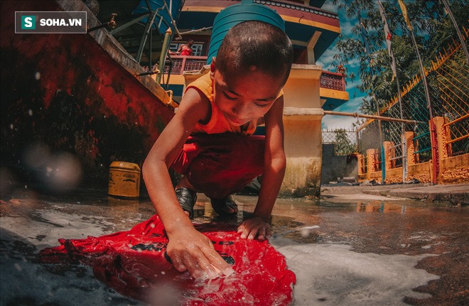  Ngồi khóc vì chữ viết mãi không đẹp, chú tiểu bị sư thầy bắt bệnh, đồng thời nói trúng khuyết điểm của nhiều người - Ảnh 1.