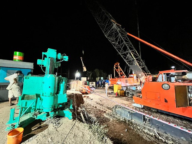  Tiếp tục nỗ lực xuyên đêm giải cứu bé trai lọt xuống trụ bê tông - Ảnh 6.