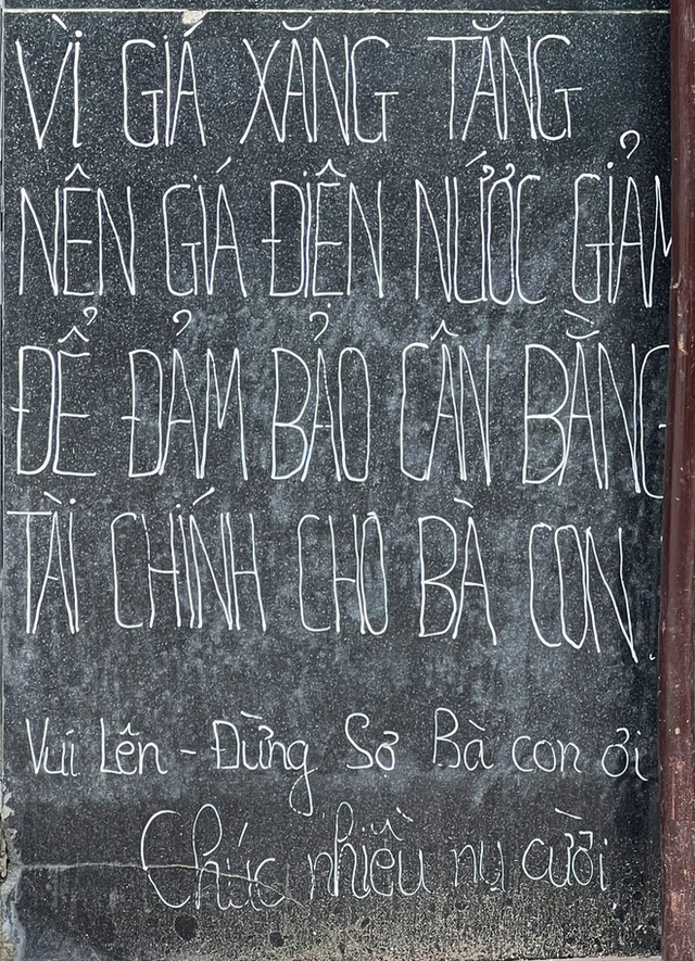 Trong bão lạm phát, Sài Gòn vẫn dễ thương quá đỗi: Người bơm vá xe miễn phí, người giảm giá điện nước cho khách - Ảnh 1.