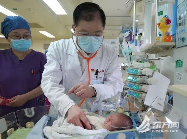 Bé trai 1 tháng tuổi bị xuất huyết não, bác sĩ cảnh báo thói quen ăn uống của mẹ có thể ảnh hưởng nghiêm trọng đến con - Ảnh 1.