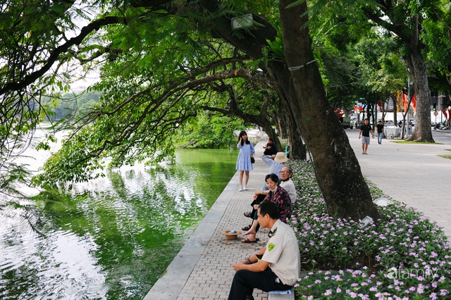 Hồ Gươm thay áo mới, người Hà Nội rủ nhau đi dạo trên vỉa hè lát đá đẹp như công viên ở trời Âu, tận hưởng tiết trời thanh mát đầu đông - Ảnh 1.