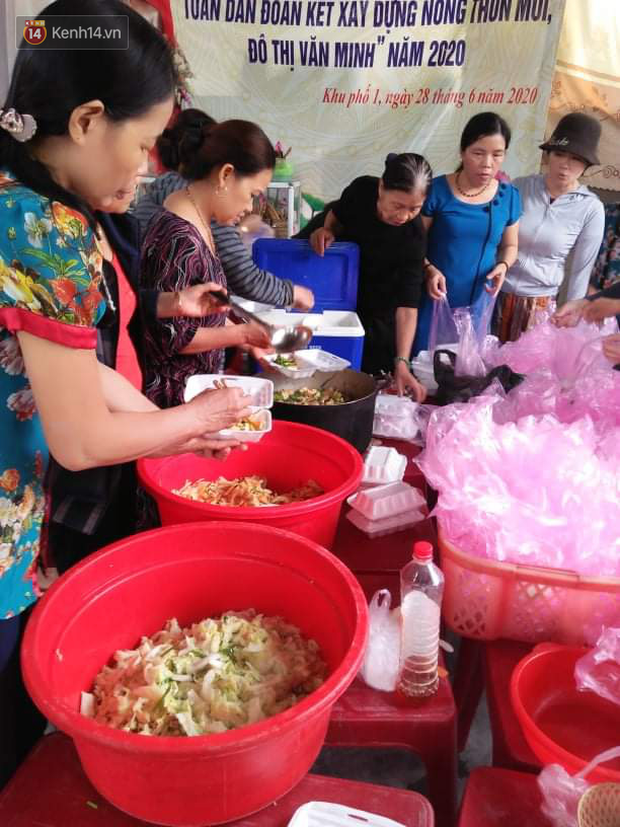Phụ nữ Quảng Trị nấu ăn miễn phí cho thân nhân của 22 chiến sĩ hy sinh ở Sư đoàn 337 và người dân vùng ngập lũ - Ảnh 1.