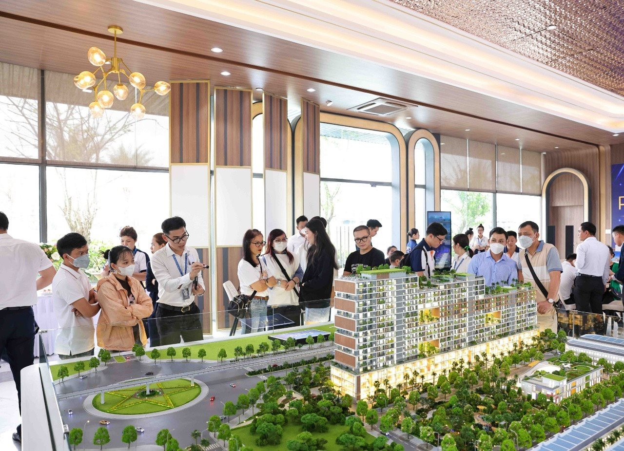 Doanh nghiệp địa ốc bắt đầu “nhóm lửa” thị trường, giao dịch xuất hiện ở các dự án giá trên dưới 50 triệu đồng/m2 - Ảnh 2.