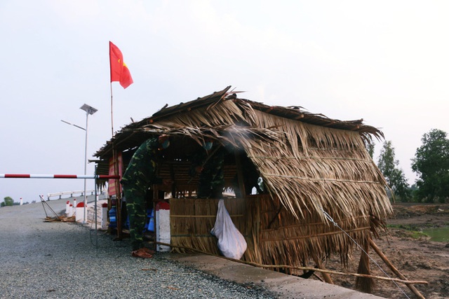 BIÊN CƯƠNG TÂY NAM: Đợi hết dịch, con sẽ về gửi lại trên bàn thờ bố chiếc khăn tang… - Ảnh 3.