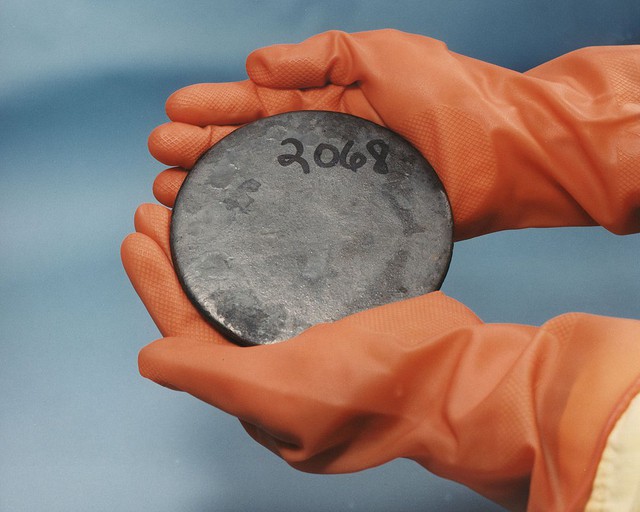 Tại sao các nhà khoa học có thể chạm vào Uranium mà không cần quần áo bảo hộ? - Ảnh 1.