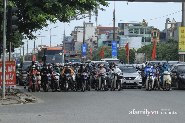 Kết thúc kỳ nghỉ lễ 30/4: Hàng nghìn phương tiện nối đuôi nhau, trẻ em ngủ gục trên xe máy theo cha mẹ quay trở lại Hà Nội - Ảnh 8.