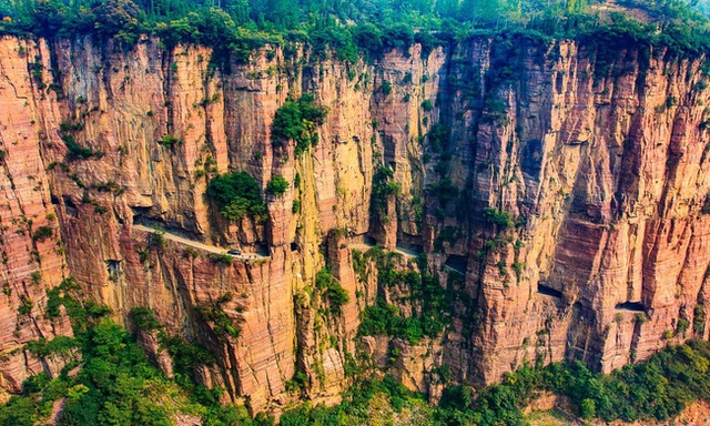 Thôn làng nguy hiểm nhất Trung Quốc: Tọa lạc trên núi dựng đứng cao 1.700m, có cung đường treo vách đá cheo leo thách thức mọi tay lái lão luyện - Ảnh 2.