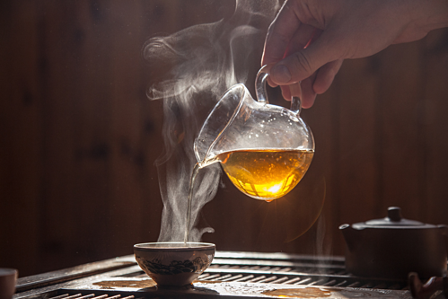 Mùa hè uống trà đá thay nước để giải khát theo cách này, coi chừng thận LỔN NHỔN toàn sỏi, chân yếu tay run, táo bón kéo dài - Ảnh 2.