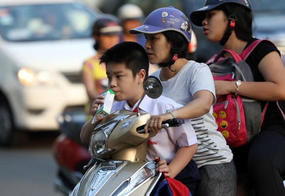 Giờ vào lớp quá sớm: Học sinh đờ đẫn vì thiếu ngủ, phụ huynh cuống cuồng đánh vật mỗi sáng - Ảnh 4.