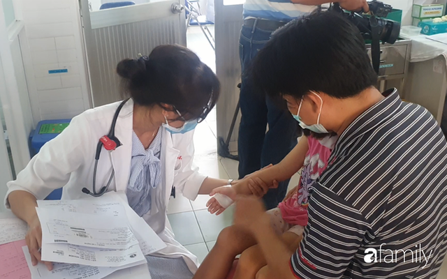 Hàng chục trẻ nghi ngộ độc sau bữa ăn ở trường tiểu học: Số người nhập viện tăng lên thành 45, trong đó có 2 giáo viên - Ảnh 2.