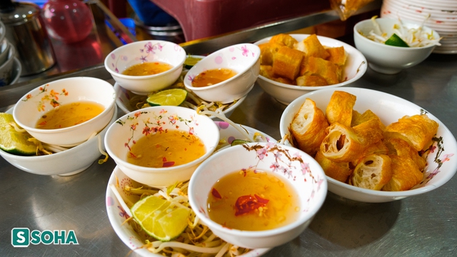 Quán cháo lòng 80 năm vẫn giữ nguyên hương vị, nấu trong nồi làm từ 2 cái chậu nhôm - Ảnh 7.