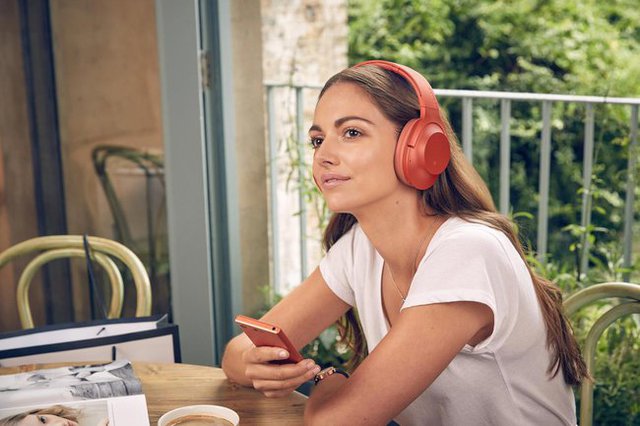 Hơn 1,3 tỷ người trẻ có nguy cơ mất thính lực vì nghe nhạc quá to - Ảnh 1.