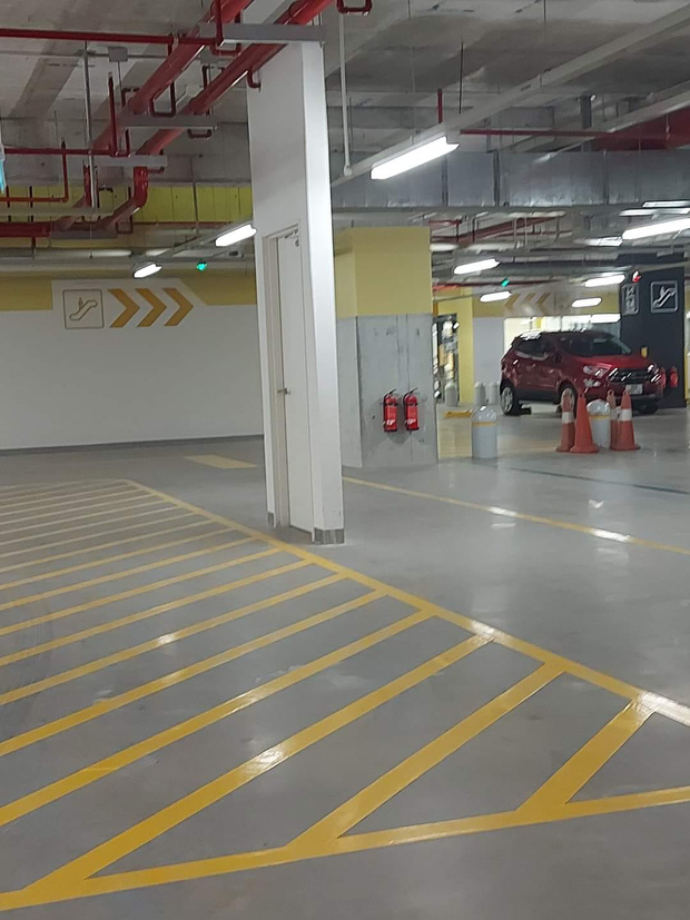 Bí mật về cánh cửa mỏng dính, đứng trơ trọi trong các trung tâm thương mại: Hoá ra có thể cứu mạng người! - Ảnh 1.