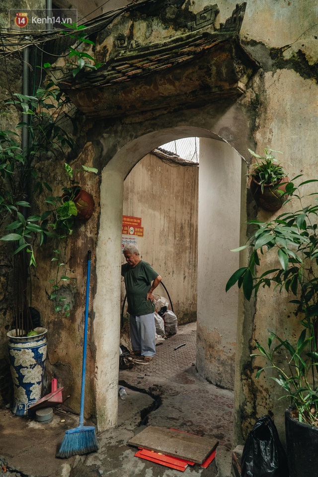 Ngôi nhà 80 năm tuổi, rộng gần 300m2 giữa phố cổ Hà Nội: Trả trăm tỷ không bán, bên trong có hầm chứa được 20 người - Ảnh 12.