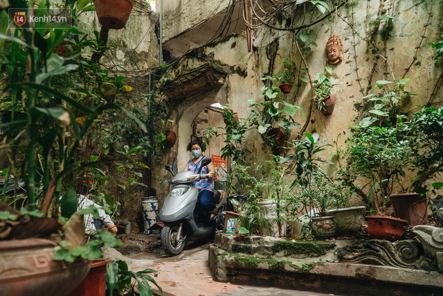 Ngôi nhà 80 năm tuổi, rộng gần 300m2 giữa phố cổ Hà Nội: Trả trăm tỷ không bán, bên trong có hầm chứa được 20 người - Ảnh 1.