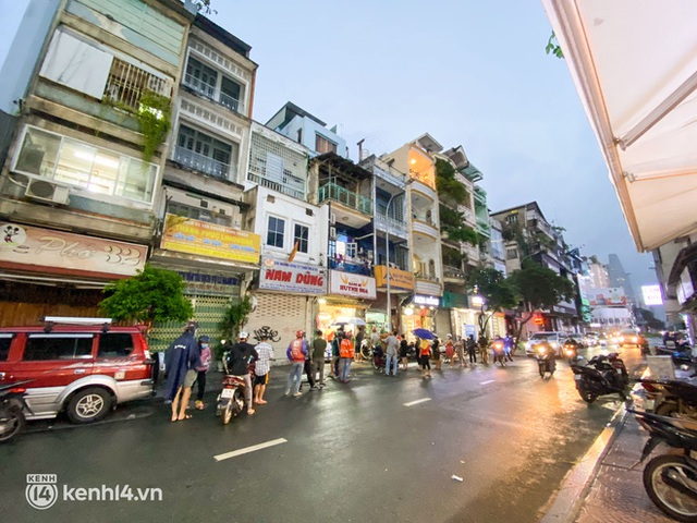 Hàng chục người xếp hàng dưới mưa mua ổ bánh mì đắt nhất Sài Gòn, có khách hốt chục cái ăn trả thù mùa dịch! - Ảnh 7.